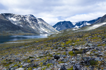 Fototapeta na wymiar Nedre Steinbuvatnet lake in the Jotunheimen national park