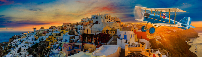 Fototapeta premium Dziecko dziewczyny pilota lotnik w samolotowym lataniu nad plażą w lecie przy zmierzchem. Koncepcja podróży samolotem.