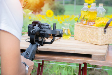 photographer Control the camera to not shake, moving along the hand holding.