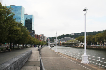 Fototapeta na wymiar The Zubizuri bridge and embankment in Bilbao