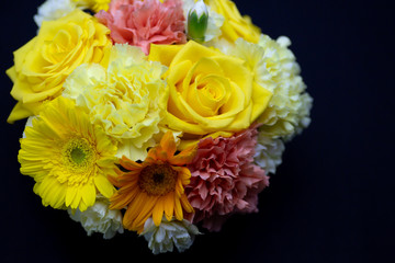 黄色い花の母の日ラウンドフラワーアレンジメント