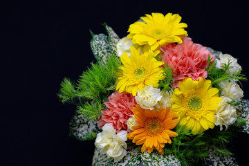 カーネーション・ガーベラのイエローラウンドフラワーアレンジメント・母の日