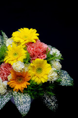 カーネーション・ガーベラのイエローラウンドフラワーアレンジメント・母の日（縦）