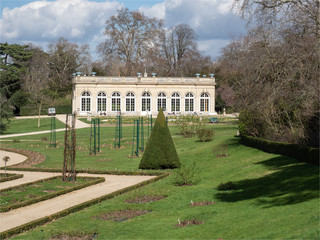 Fototapeta na wymiar bâtiment dans les jardins de Bagatelle dans le Bois de Boulogne à Paris