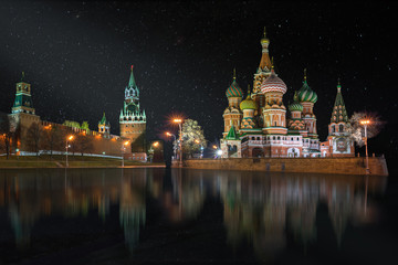 Obraz premium Panorama Placu Czerwonego w gwiaździstą noc, Moskwa, Rosja. Katedra św.Bazylego, wieża Spasskaya i mur Kremla. Retusz tylko pozostałej architektury historycznej i dodanie refleksji.