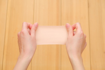 写真素材：湿布を持つ手　医薬品　整体　慢性疲労