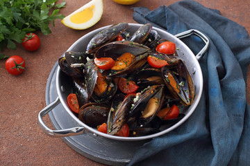 cozze marinate in tegame di metallo 