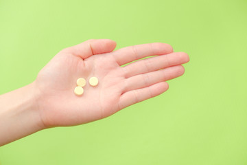 写真素材：錠剤を持つ手　医薬品　治療　慢性疲労