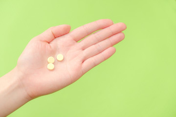 写真素材：錠剤を持つ手　医薬品　治療　慢性疲労