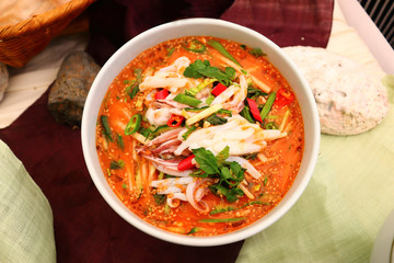 대한민국의 음식 인 오징어 물회 다.