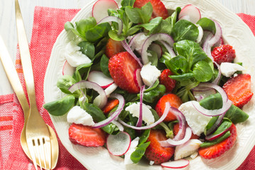 Low Carb Feldsalat mit Erdbeeren, Radieschen und Chevre, Detox