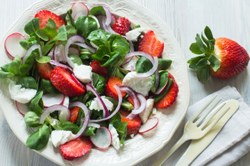 Feldsalat mit Erdbeeren, Radieschen und Chevre, Detox