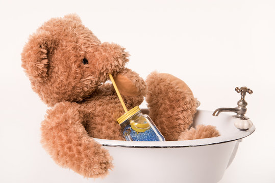 tddy sitzt in badewanne und trinkt