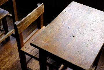 小学校 廃校の机とイス レトロ
