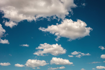 Obraz premium Blue spring sky with fluffy white clouds.