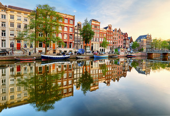 Beau coucher de soleil d& 39 Amsterdam. Vieilles maisons hollandaises typiques sur le pont et les canaux au printemps, Pays-Bas