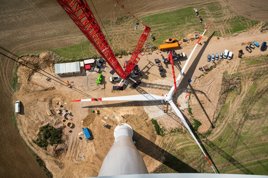 Assembled rotor blades of a wind turbine are seen from high above