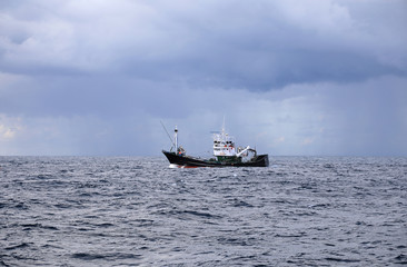barco de pesca navegando en alta mar país vasco 4M0A0632-as19