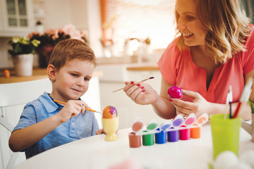 Obraz na płótnie Canvas Happy Family Painting Easter Eggs