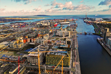 Naklejka premium Dublin - Luftbilder von Dublin mit DJI Mavic 2 Drohne fotografiert aus ca. 100 Meter Höhe