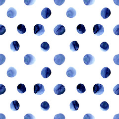 Modèle sans couture dessiné à la main avec des pois simples aquarelle bleu indigo. Isolé sur fond blanc. Cercle moderne bleu marine. Formes rondes peintes, taches, cercles, gouttes. Design mignon pour la décoration.