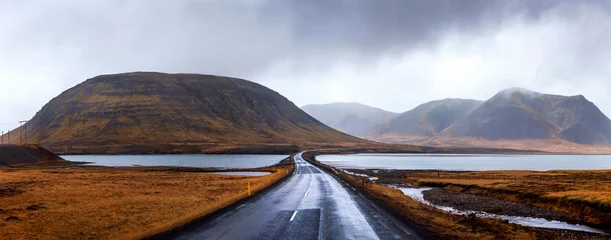 Foto op Plexiglas IJslandse weg op het schiereiland Snaefellsnes van IJsland © creativefamily