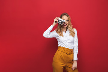 Obraz premium Beautiful young blonde woman standing