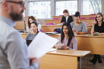Obraz premium Wielonarodowa grupa studentów w audytorium
