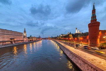 Obraz premium Moscow Kremlin embankment in the summer evening, An overcast, rainy day.