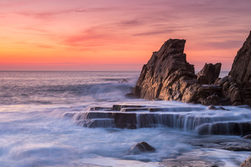 Obrazy na Szkle  piękny zachód słońca na kamienistej plaży?