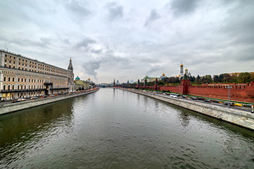 Obraz premium Moscow Kremlin embankment in the summer evening, An overcast, rainy day.