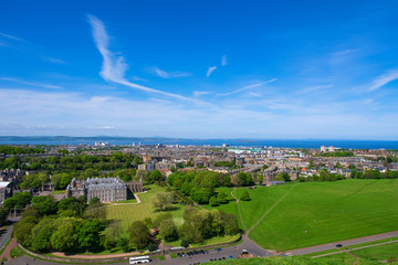 Blick vom Arthur´s Seat auf Edinburgh mit Holyrood Palace