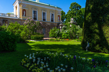 Obraz premium Summer Landscape Park in Russia. Courtyard garden of the Catherine Palace with green lawns and flower beds, St. Petersburg