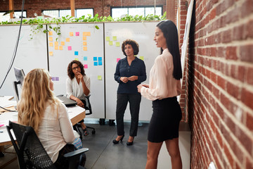 Obraz premium Female Creative Team Meeting To Discuss Ideas In Modern Office