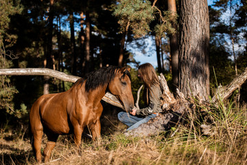 Naklejka premium Pferd steht frei neben Frau
