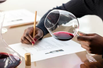 Fotobehang Enoloog die rode wijn evalueert bij wijnproeverij. © karelnoppe