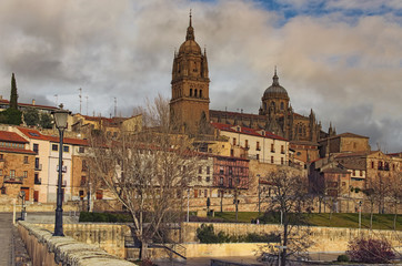Obraz premium Beautiful winter landscape photo of ancient Salamanca. Catedral Nueva de Salamanca at the top. Popular travel destination in Spain