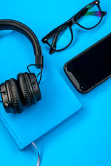 Obraz na płótnie Canvas Black stylish headphones on blue background.
