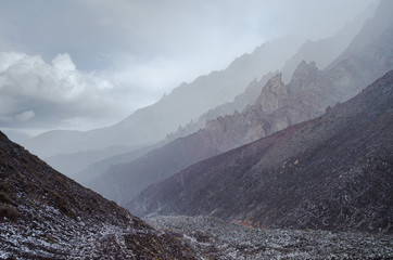 Dry mountain rang landscapes of the Indian Himalaya near Leh, Ladak, India. - obrazy, fototapety, plakaty