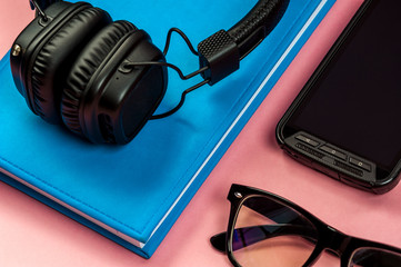Obraz na płótnie Canvas Black stylish headphones on pink background.