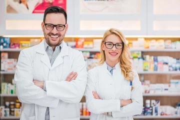 Crédence de cuisine en verre imprimé Pharmacie Portrait de deux beaux jeunes pharmaciens sur le lieu de travail.