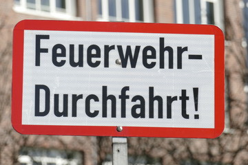 Schild Feuerwehr-Durchfahrt !