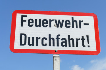 Schild Feuerwehr-Durchfahrt !