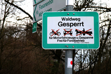 Schild Waldweg Zeichen KFZ gesperrt Forstbetrieb frei