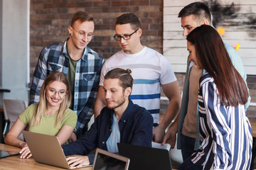 Obraz premium Young people having business meeting in modern office
