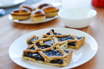 Crostata al cioccolato e marmellata per colazione