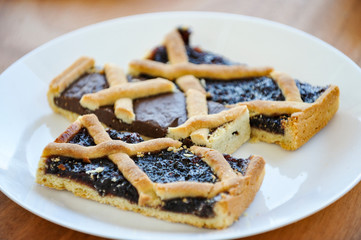 Crostata al cioccolato e marmellata per colazione