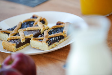 Crostata al cioccolato e marmellata per colazione