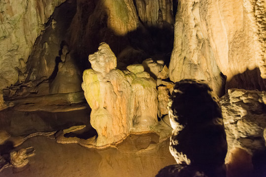 Addentrandosi nelle Grotte di Postumia