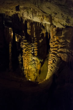 Addentrandosi nelle Grotte di Postumia